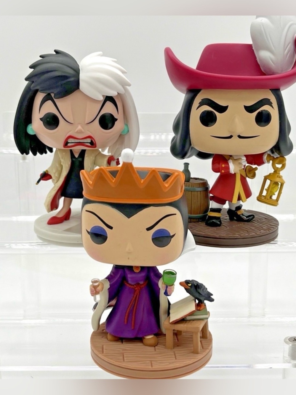 FUNKO POPS - DISNEY VILLAINS COLLECTIBLES - CRUELA, CAPTAIN HOOK, EVIL QUEEN